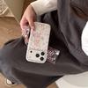 Фиолетовый чехол-цепочка с цветочным узором и кроликом для iPhone 15/14/16/17 Pro Max