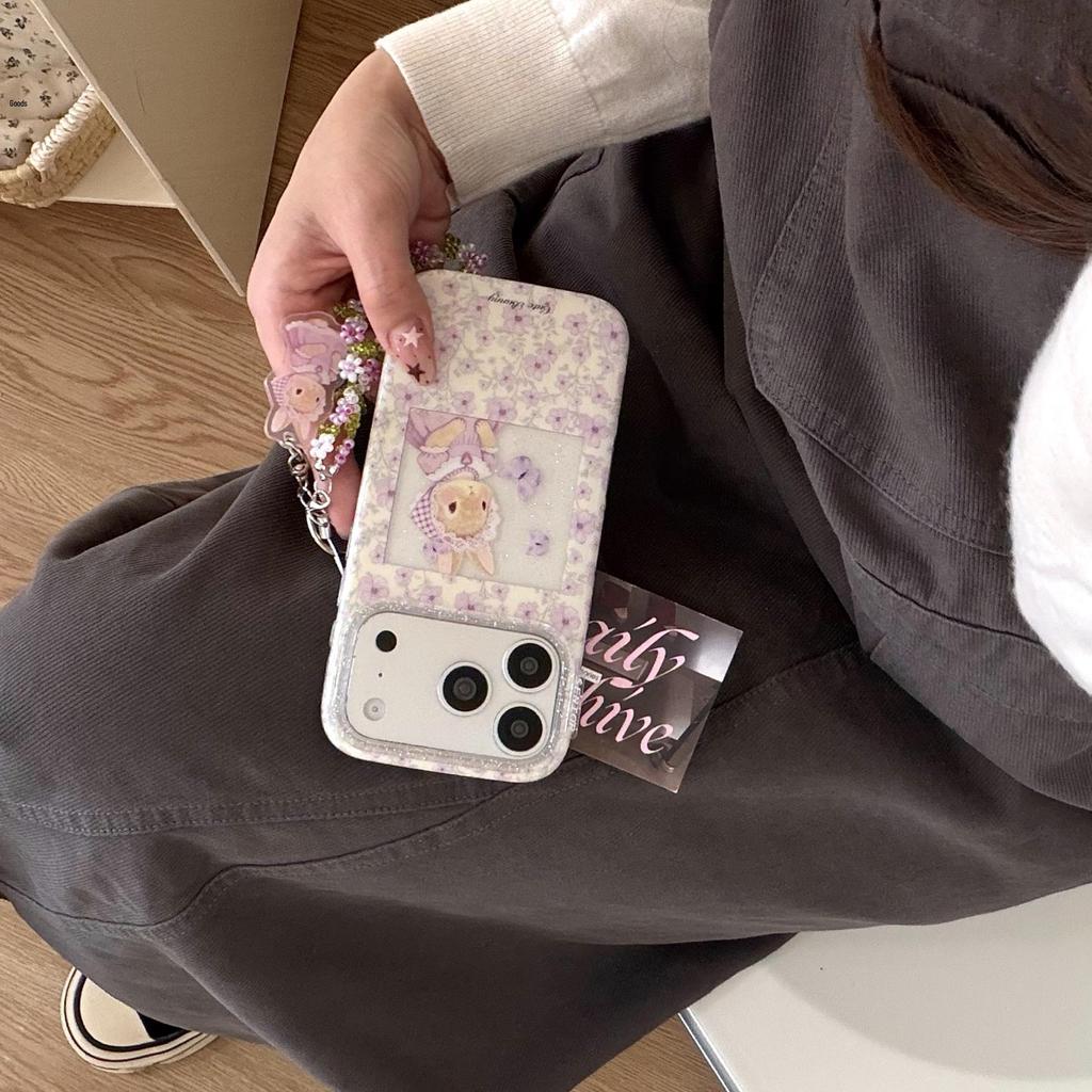 Фиолетовый чехол-цепочка с цветочным узором и кроликом для iPhone 15/14/16/17 Pro Max