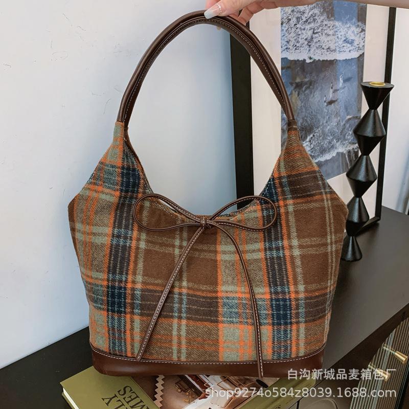 This Year's Popular Fashion Plaid Small Bag Women's 2025 New Temperament Versatile Shoulder Underarm Bag Commuter Tote Bag