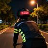 Продвинутый велосипедный шлем со встроенным поворотником и перезаряжаемой светодиодной подсветкой для четкой сигнализации во время езды