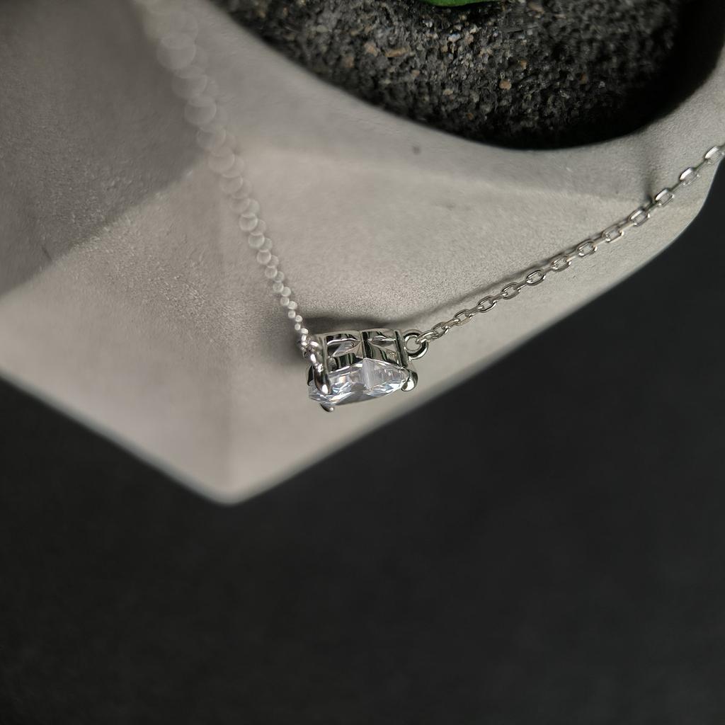 Серебряное колье с фианитами, вес изделия 3,38 гр (2209317)