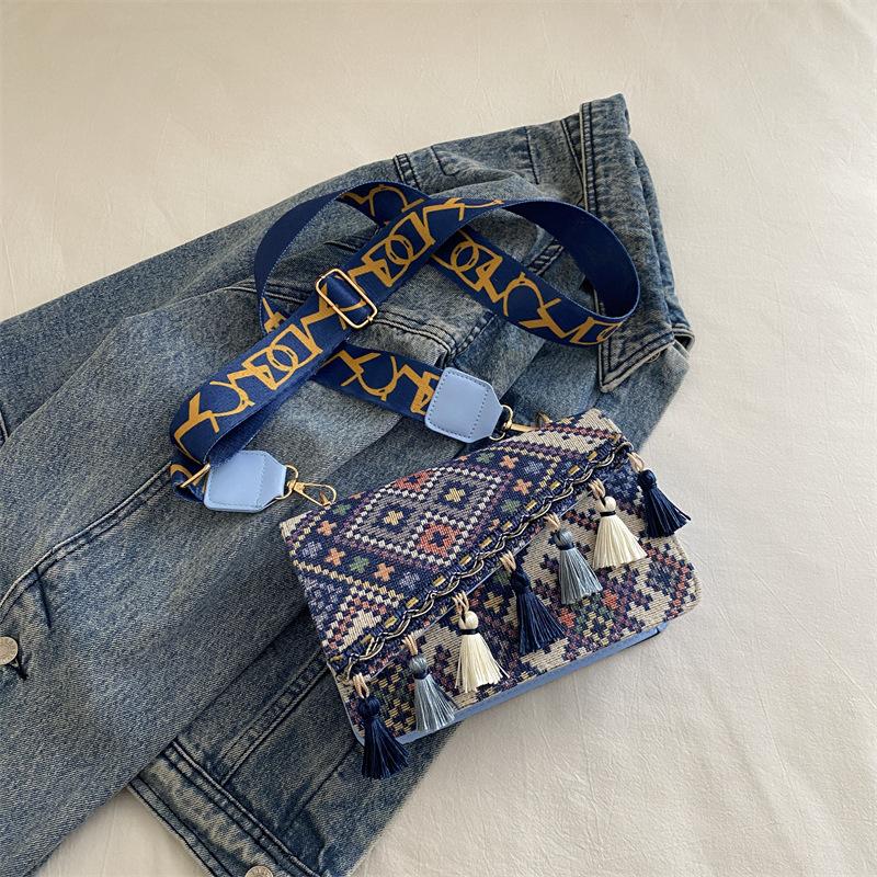 Высококачественная маленькая квадратная сумка в этническом стиле с бахромой, осенний отпускной стиль, универсальная сумка-мессенджер с широким плечевым ремнем на одно плечо