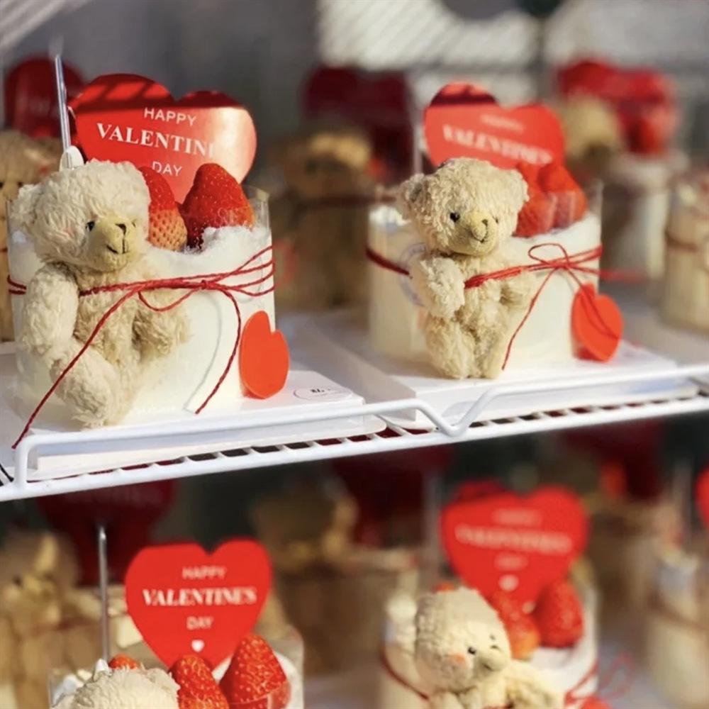 2025 Valentine's Day Heart Blush Bear Cake Topper Candlelight Love Decoration for Birthday Parties