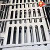 Чугунная канализационная люковая крышка с наклоненным желобом и плоской решеткой