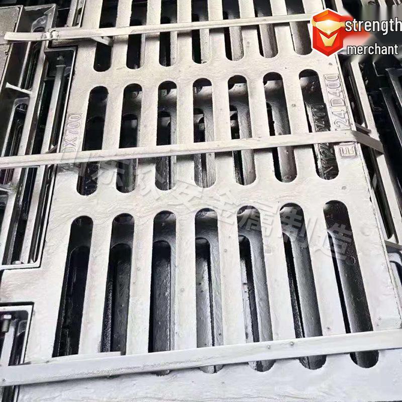 Чугунная канализационная люковая крышка с наклоненным желобом и плоской решеткой