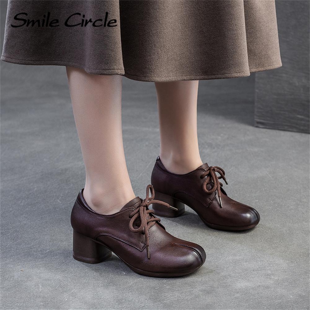 Женская обувь из натуральной кожи со шнуровкой и круглым носком на высоком каблуке. Удобная модная повседневная обувь.