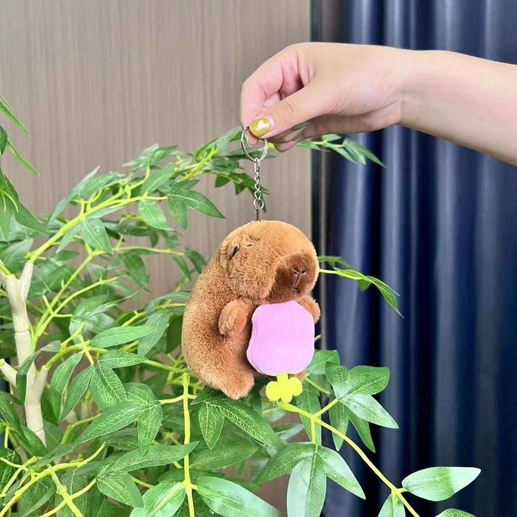 Забавный плюшевый брелок-капибара, красочный дизайн животного, идеально подходит для украшения детской комнаты или сумки