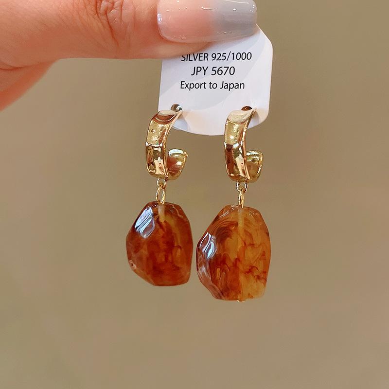 Геометрические серьги цвета кофе Майяра 2025, серьги-пусеты с темпераментом высокого класса и легкой роскошью, нишевые серьги в ретро-стиле