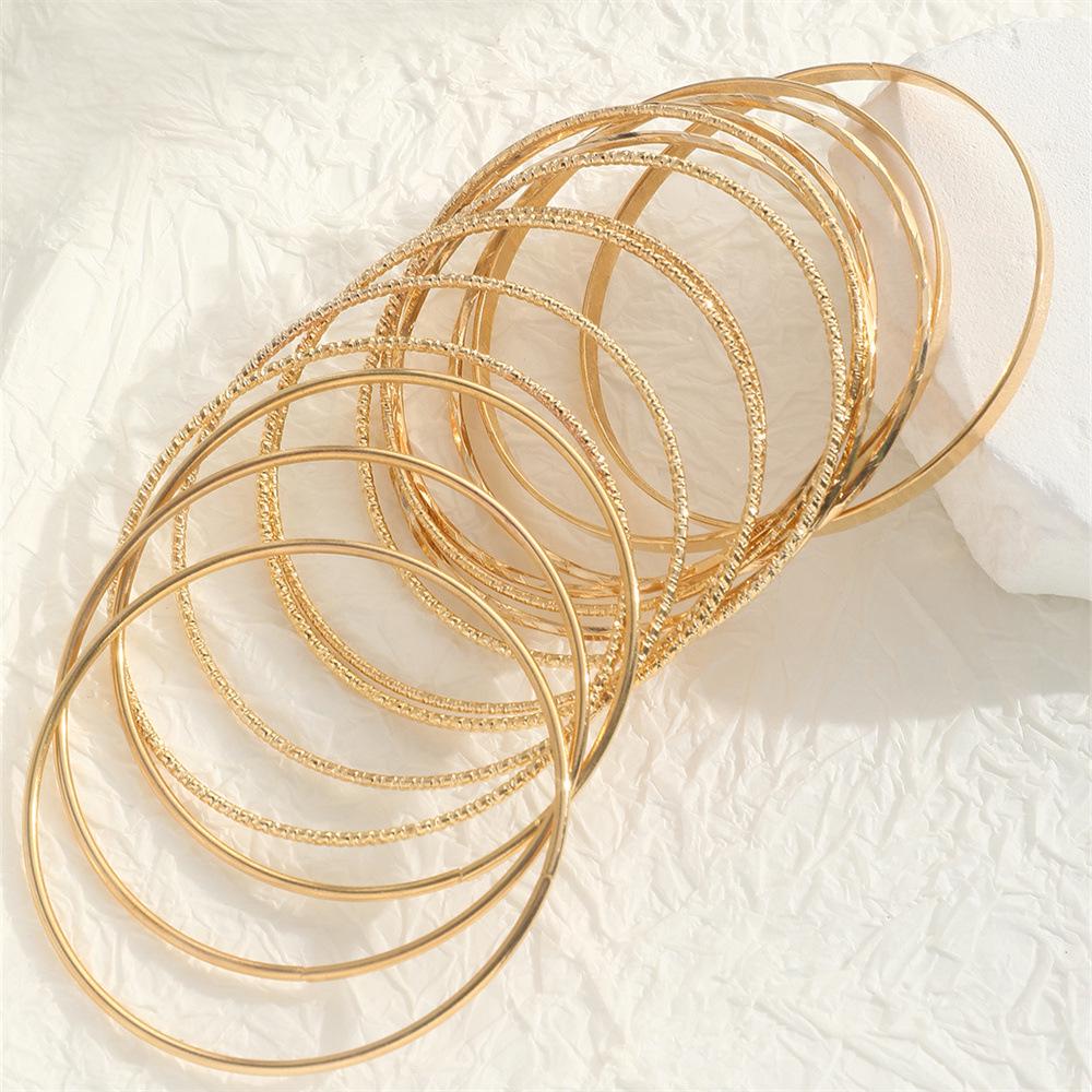 Европейско-американский ретро широкий золотой набор браслетов - Преувеличенный, глянцевый, нерегулярный дизайн, коллекция из нескольких частей.