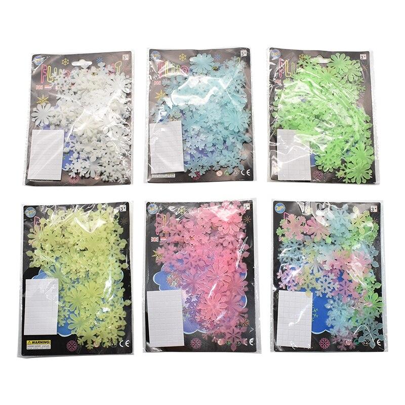 100 шт. люминесцентные темные наклейки на стену в виде снежинок, мини-рождественские светящиеся настенные украшения в виде снежинок, подходят для украшения детской комнаты в доме, спальне