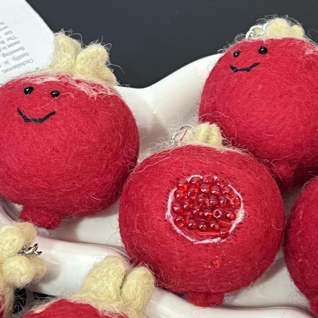 Брелок-подвеска для сумки из войлока ручной работы в виде граната