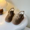 2024 Детские короткие ботинки для девочек, зимние новые модные корейские туфли с мягкой подошвой, нескользящие, универсальные, шикарные, из плюшевой кожи