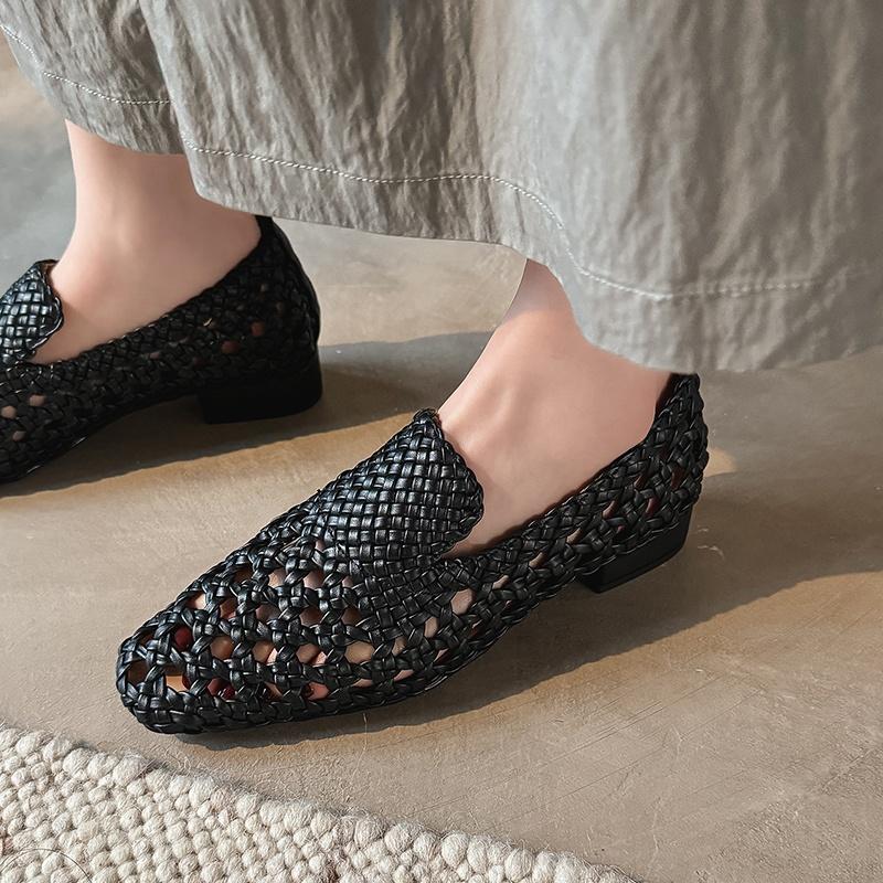 Мода 2025 Новые летние удобные плетеные сандалии Женские низкий толстый каблук Слипоны Повседневные полые дышащие сандалии Женская обувь для ходьбы