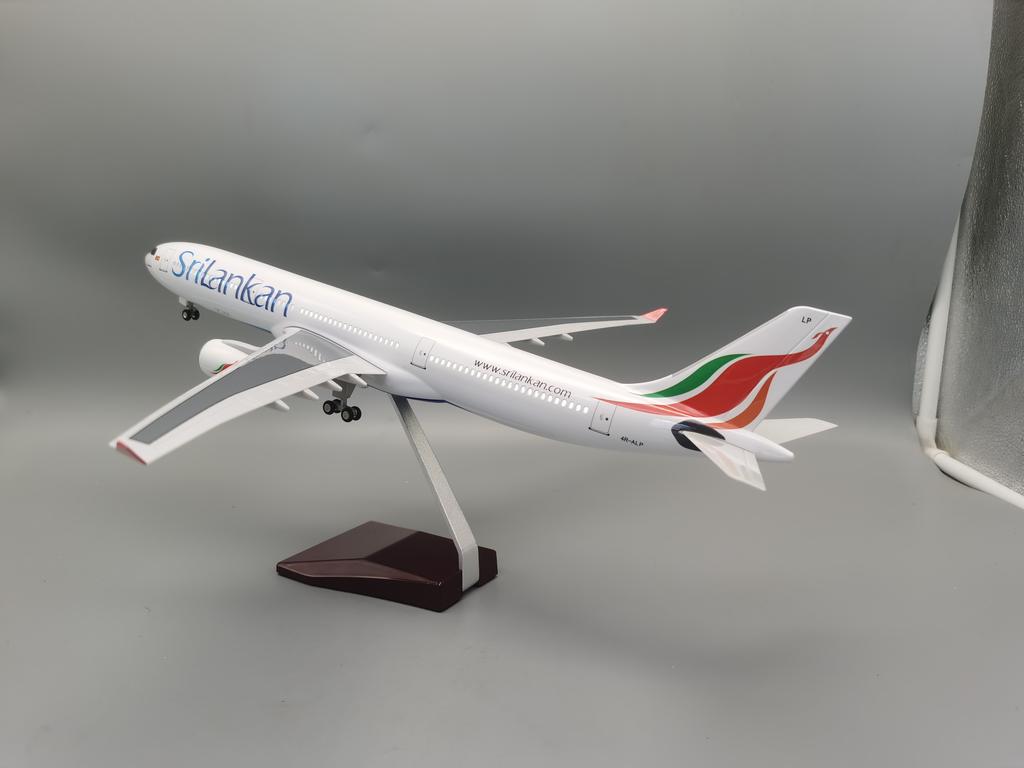 Масштаб 1:135 47см A330 SriLankan Airlines Airbus С подсветкой и колесами Литая смола Модель самолета Коллекционный Дисплей для комнаты
