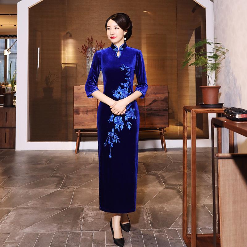 New golden velvet retro improved embroidery long large size middle-aged and elderly catwalk Tang high-end cheongsam