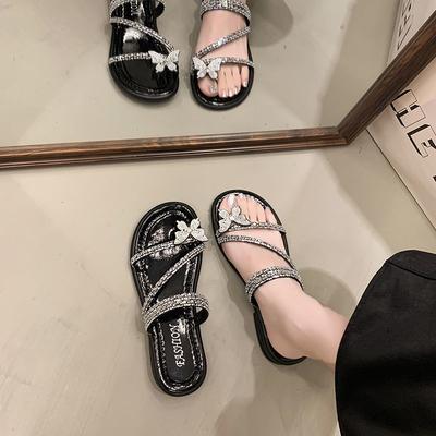 Французские шлепанцы со стразами женские летние 2025 новые на плоской подошве с закрытым носком интернет-знаменитость с юбкой женские пляжные сандалии