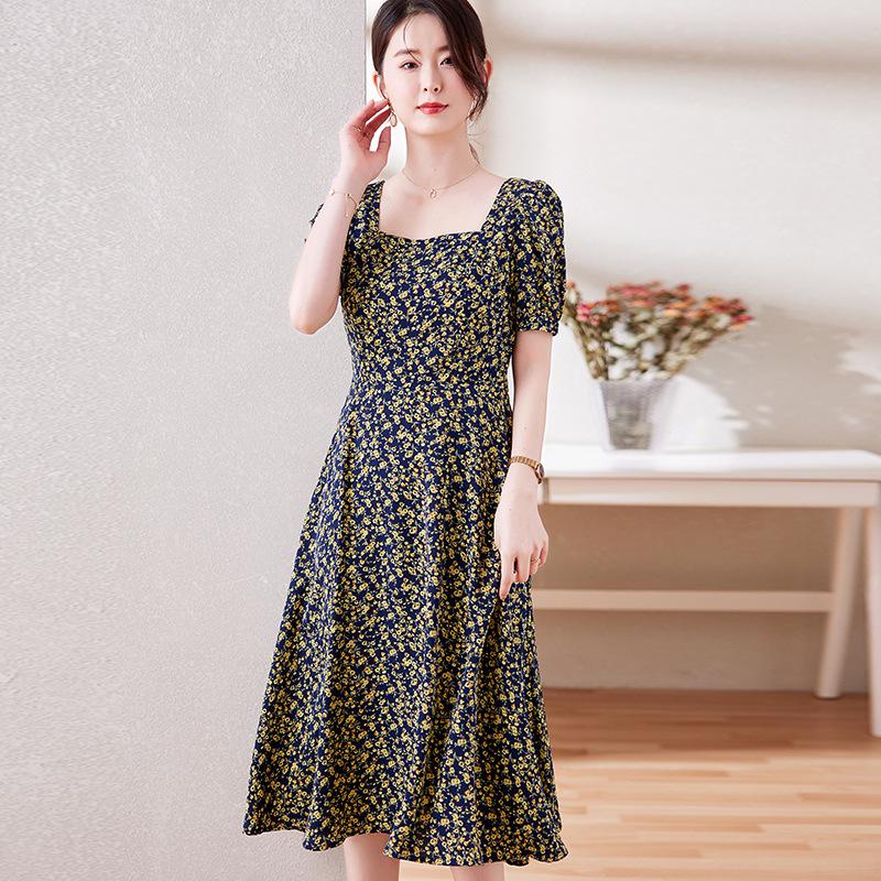 Летнее платье с цветочным принтом больших размеров - короткий рукав, подчеркнутая талия, тонкий фасон