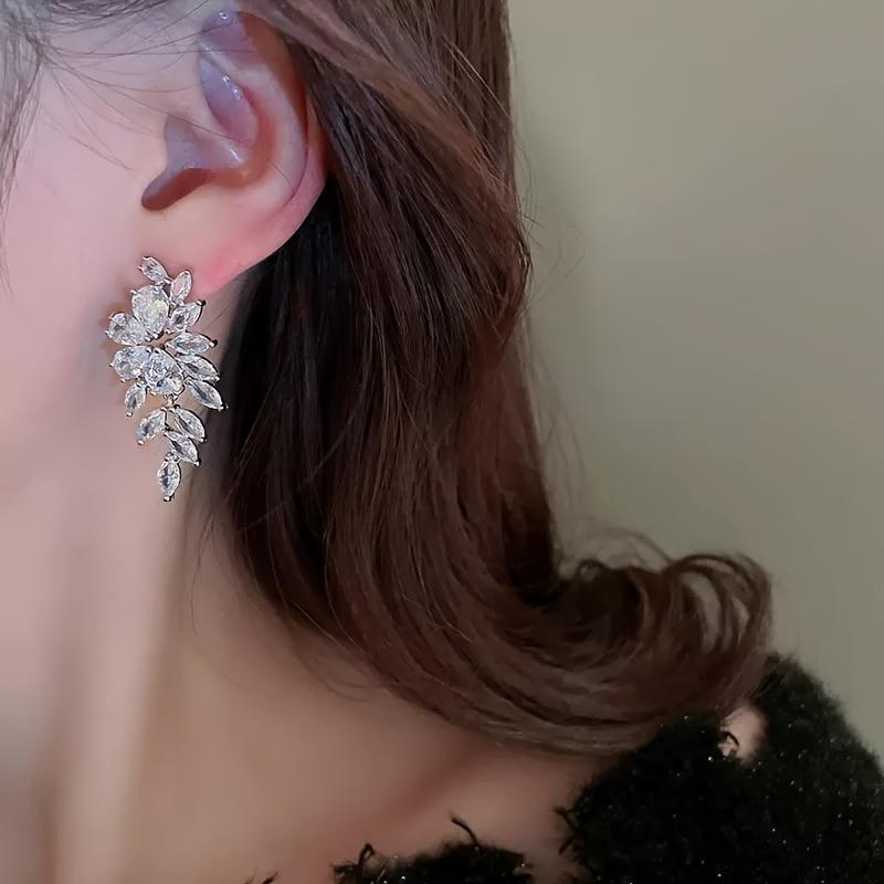 1A pair of luxurious floral earrings in bohemian style, suitable as a gift for a girlfriend