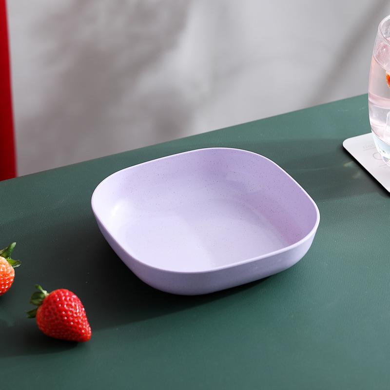 Глубокая квадратная тарелка из пшеничной соломы диаметром 15 см — прочная, устойчивая к падениям, идеально подходит для обедов, костей, тортов или небольших порций.