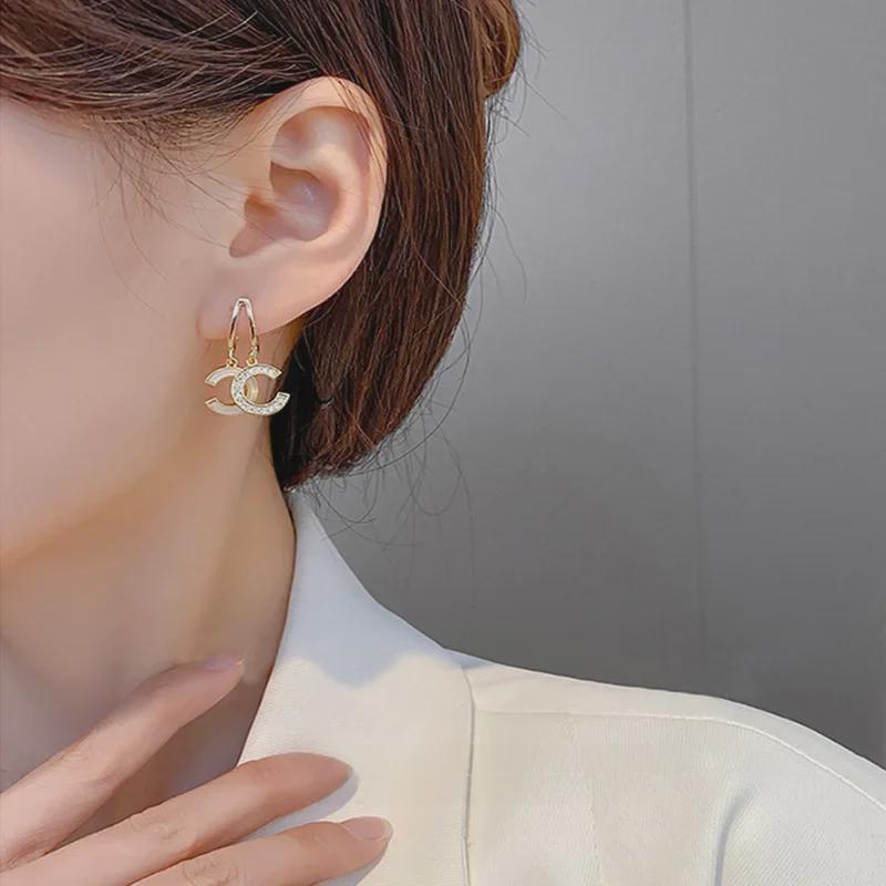 «Модные универсальные серьги-игл «С» из серебра 925 пробы для женщин — тренд 2023 года, стильный дизайн высокого класса»