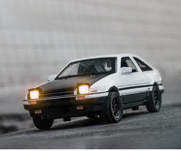 1:32 AE86 Модель легкосплавного автомобиля со звуком и светом, функцией открывания дверей
