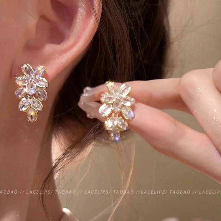 Серьги-бабочки с цирконом: Роскошь, универсальность, тренд сезона осень/зима