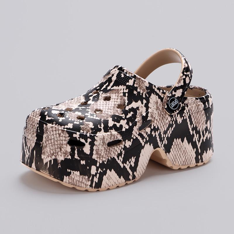 Женские летние тапочки на очень высокой танкетке, женские леопардовые сабо на толстой подошве для женщин, сандалии на массивной платформе с закрытым носком