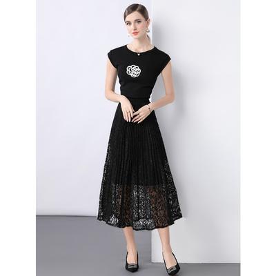 Летний женский элегантный офисный комплект из двух предметов: вязаный свитер-пуловер с бисером и длинная миди юбка из кружева.