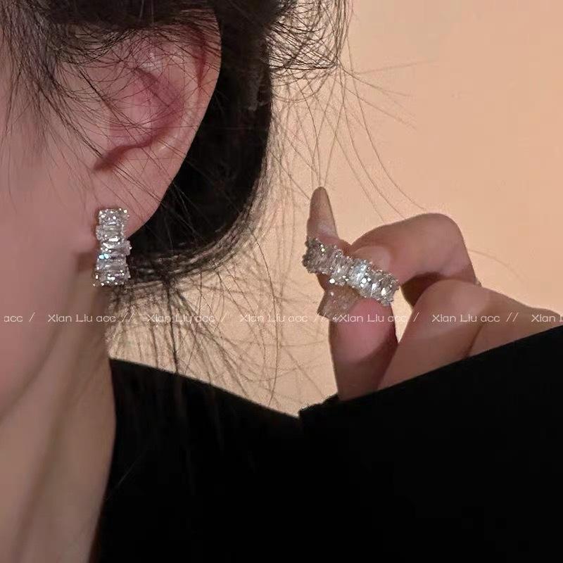 Модные серьги, легкие роскошные длинные серьги в стиле ретро, ​​свежие и милые серьги, элитные серьги в подарок.