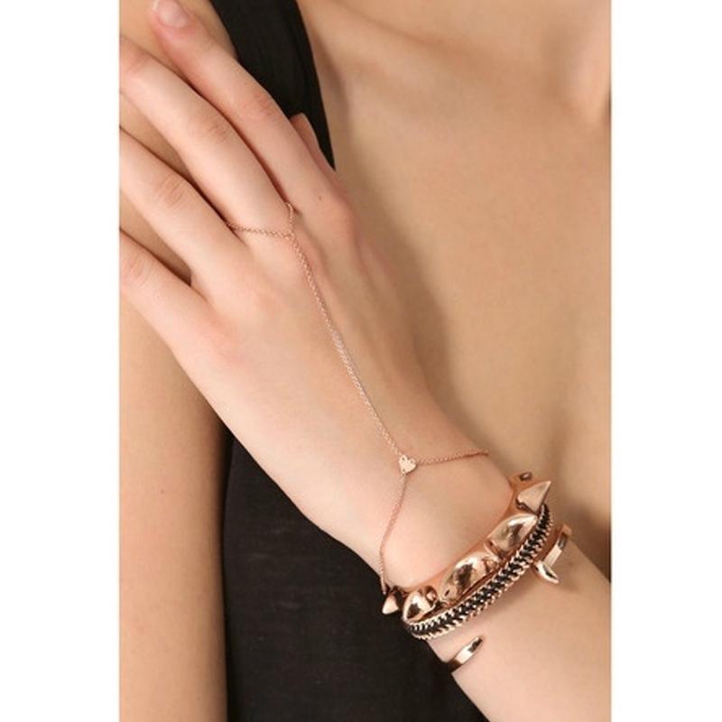 Браслет из ювелирного сплава с кольцом на средний палец