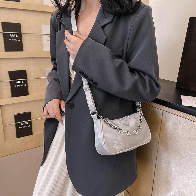 Маленькая сумка Niche Design с нежной текстурой и цепочкой для женщин. Весной новая модная и модная маленькая квадратная сумка через плечо для женщин.