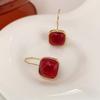 Квадратные серьги из смолы бургундского цвета: Минималистичный Высококлассный Гонконгский Стиль