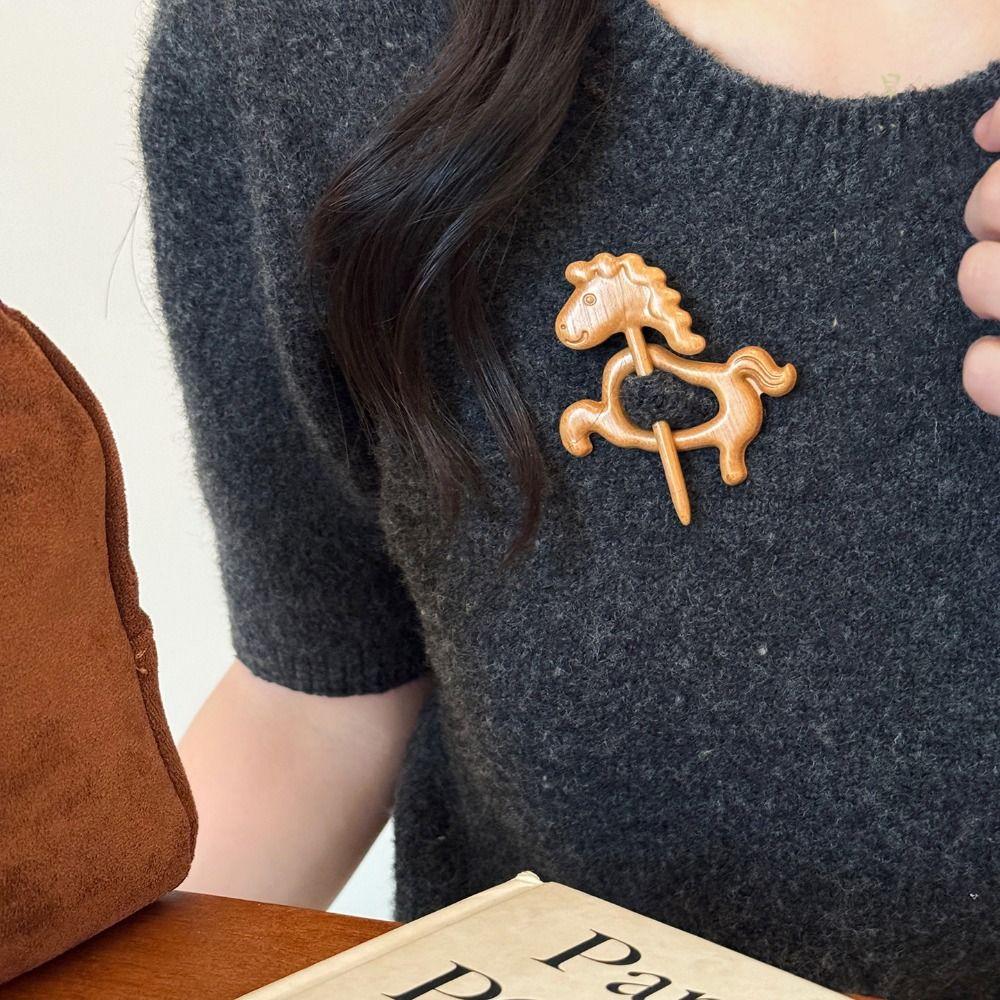 Lion Animal Sweater Pin Alpaca Pony Brooch Fashion Wooden Brooch  Clothing Accessory