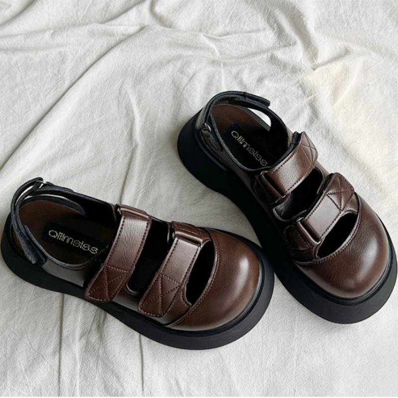 2024 Высококачественная женская обувь, летняя мода, круглый носок, средний каблук, толстая подошва, повседневные однотонные женские сандалии Baotou