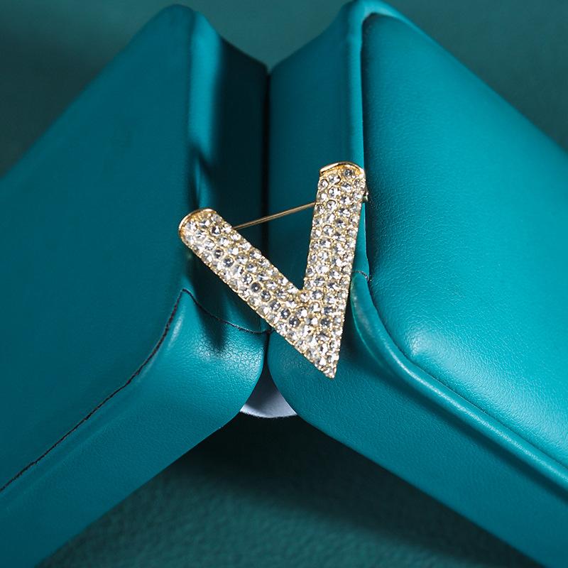 1/2Pcs Crystal Rhinestone Letter V Brooch Women English Alphabet Brooch Pin Corsage Unisex Collar Jewelry Clothes Bag Decor Gift