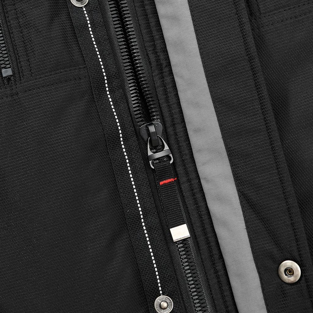 Утепленная куртка средней длины из хлопка и бархата с множеством карманов, ветрозащитными рукавами и съемной кепкой.