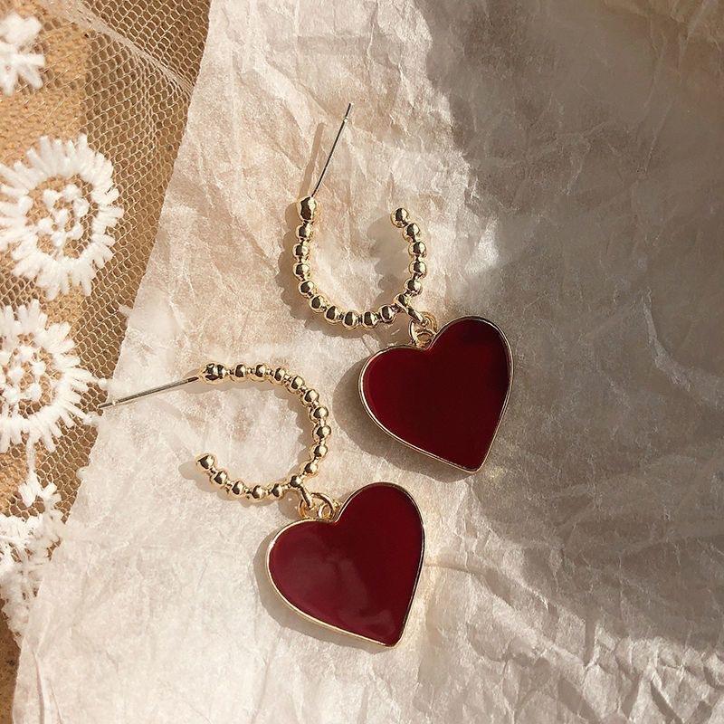 Дизайнерские серьги-капли с красным сердцем, женские металлические серьги золотого цвета, висячие металлические серьги для свадебной вечеринки, ювелирные изделия