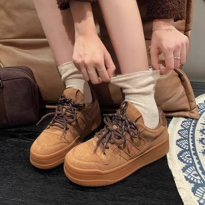 Корейская версия модных белых туфель на платформе женские 2024 новые ретро универсальные бархатные с круглым носком на шнуровке повседневные спортивные туфли