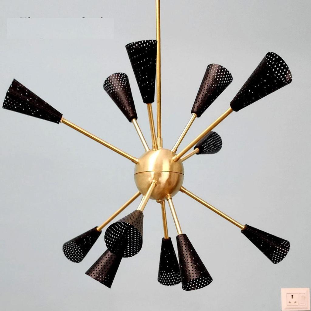 Перфорированный латунный потолочный светильник «Спутник» с 12 коническими рукавами из черненой сетки. Идеальная люстра для помещений любого типа / Ресторана и офиса