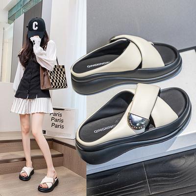 Крутые шлепанцы на толстой подошве женские 2025 лето новая уличная одежда европейская станция крест с модной хлебной женской сандалией шлепанцы на одной перемычке