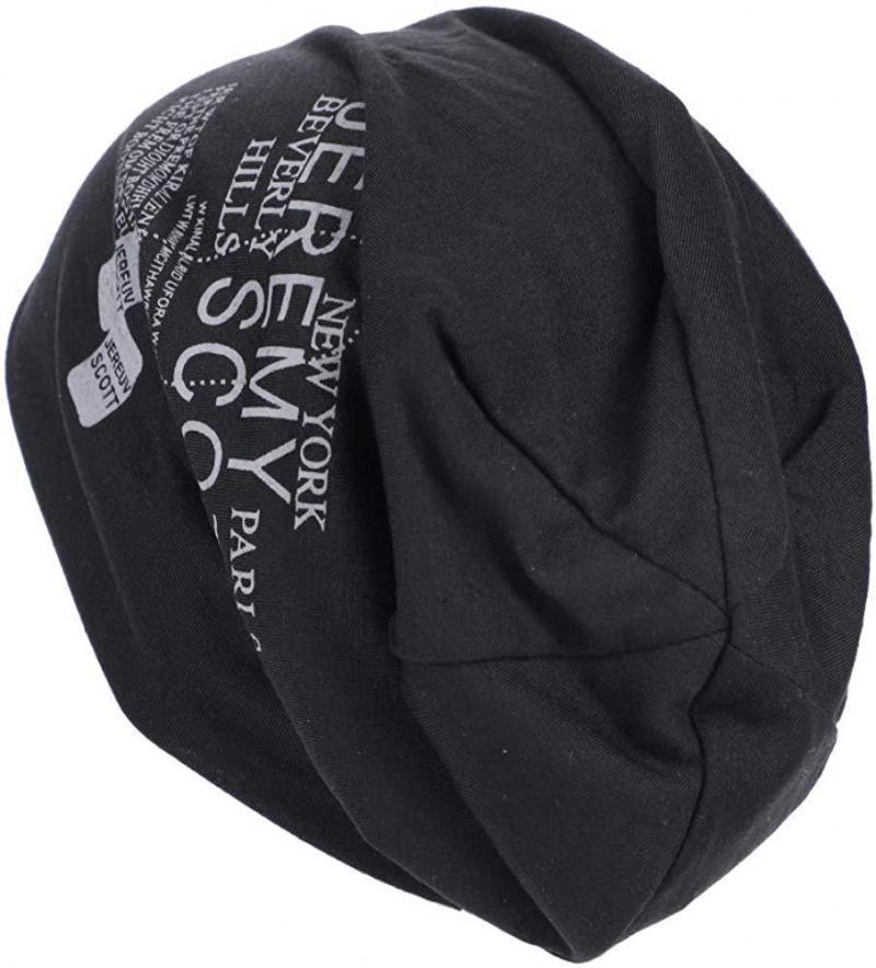 Стильная трикотажная шапка осень - зима с принтом