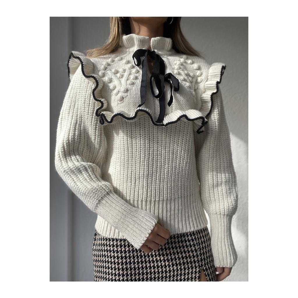 Женский трикотажный свитер бежевого цвета с воротником и лентой, с рюшами и длинными рукавами