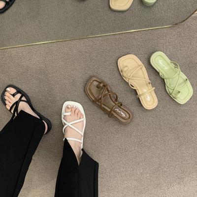 Корейская версия черных женских сандалий на низком каблуке для лета. Два тапочка Design Sense для верхней одежды. Модные сандалии для верхней одежды.