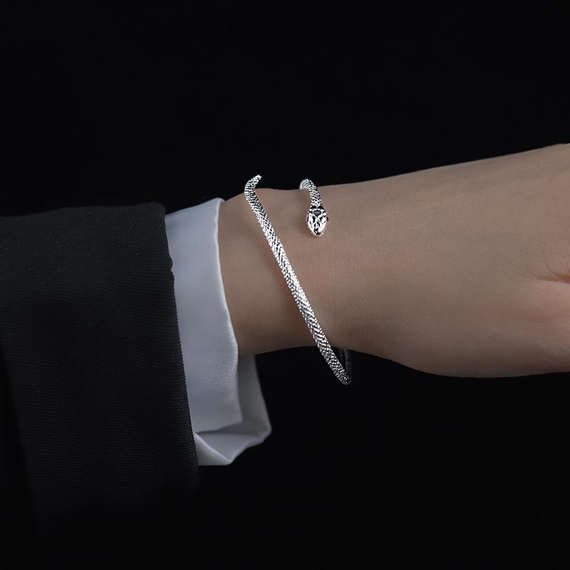 Минималистичный регулируемый серебряный браслет-манжета 'Красная змея' 2024 года с дизайном духа с красными глазами