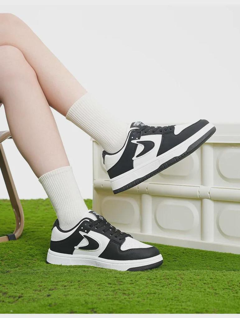 Женские кроссовки в гонконгском стиле: 2024 Модные повседневные белые спортивные туфли на шнуровке