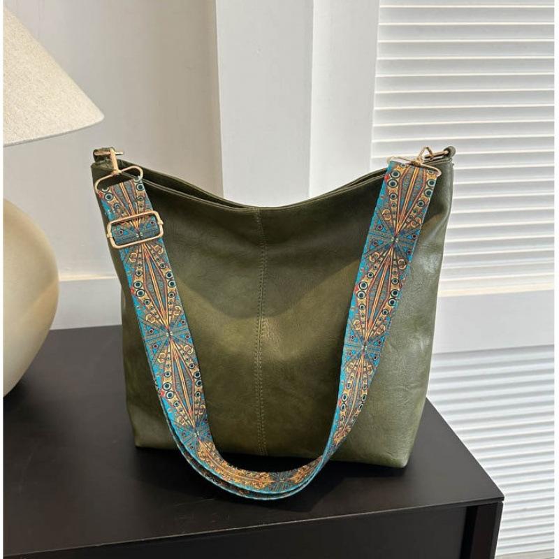 Large Capacity Ladies Bag Summer New Wide Strap One Shoulder Messenger Bag High End Texture Commuter Bucket Bag