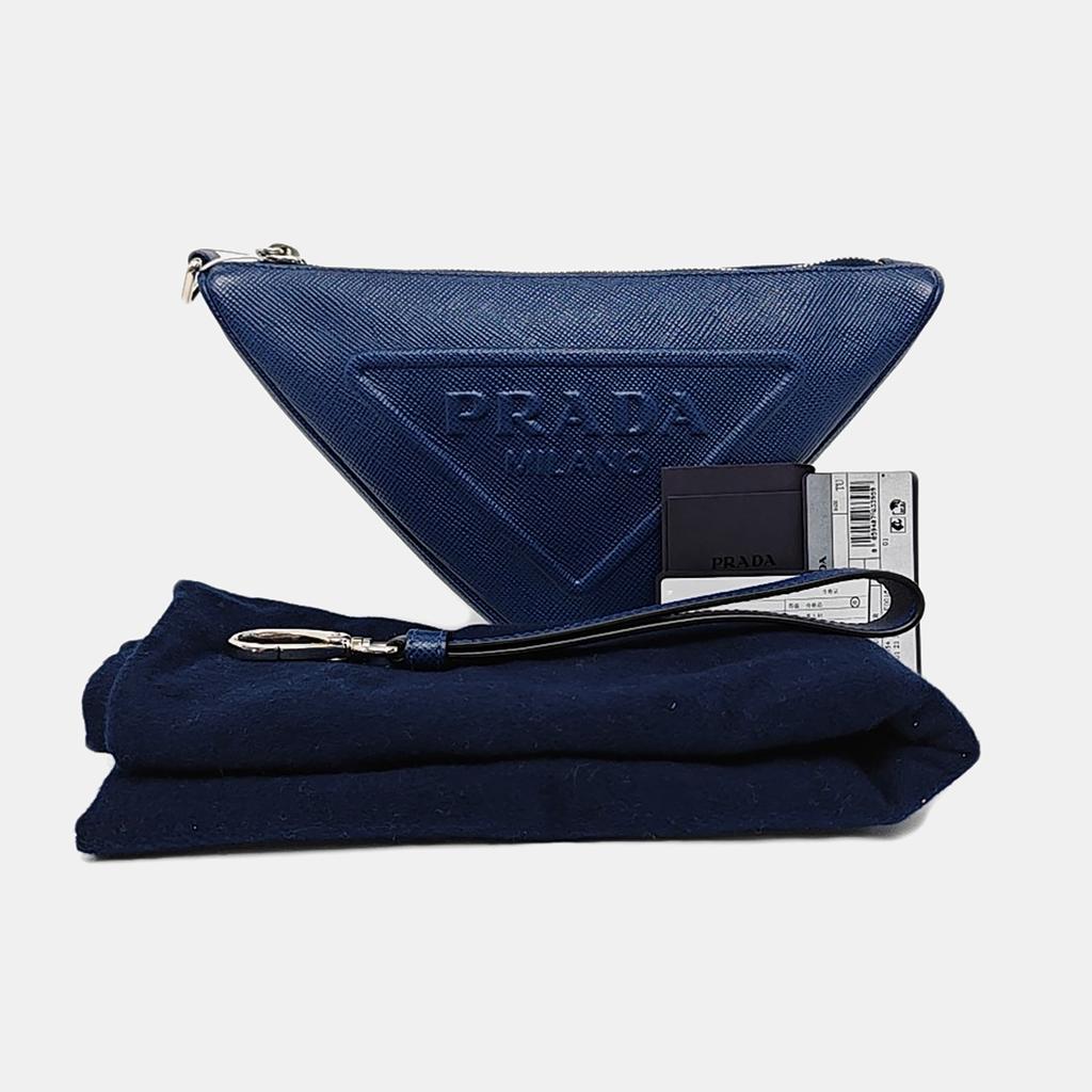 [Pre-Owned] Triangle Monochrome Embossed Logo Leather Triangle Clutch Small - Excellent #O1TBXV