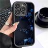 Чехол для iPhone 15/16/17 - Черный фон с дизайном синих цветов