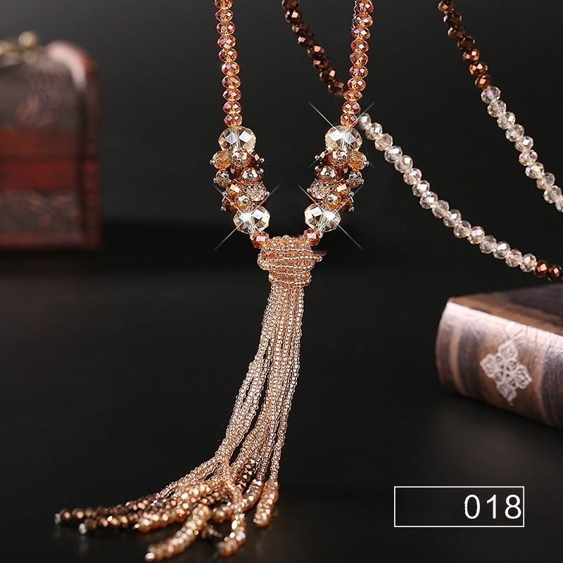 Прекрасное ожерелье с бисером различных расцветок