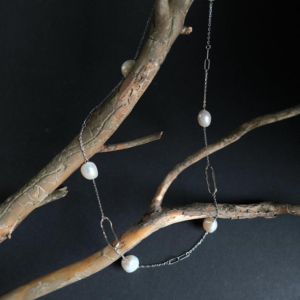 Серебряное колье с натуральным жемчугом барочным, вес изделия 20,37 гр (2185185)